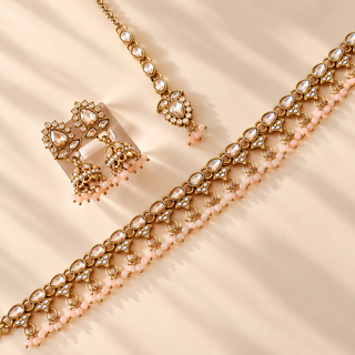 Raya peach polki necklace set in gold finish with matching jhumka earrings and maang tikka